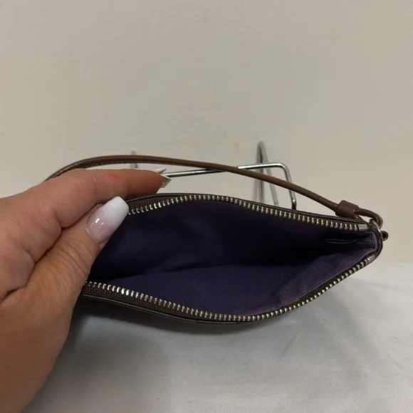 Coach vintage  “Chelsea” brown pebbled leather wristlet - Picture 6 of 9